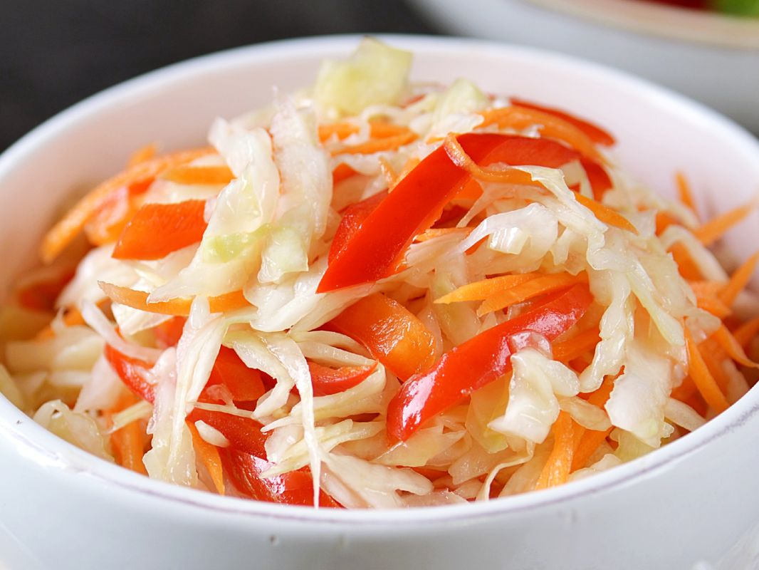 Летний освежающий салат: яркий вкус, простота и незаменимость