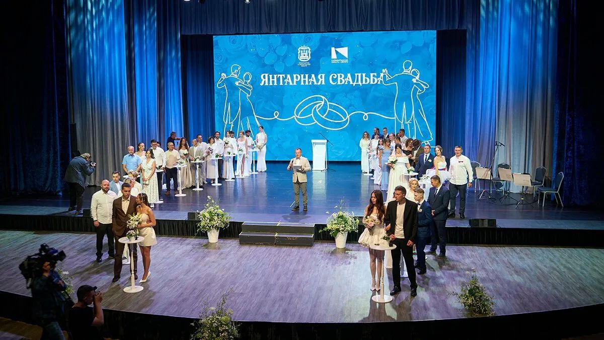 В Светлогорске впервые прошла массовая свадьба: одновременно поженились 22 пары В Светлогорске впервые прошла массовая свадьба: одновременно поженились 22 пары