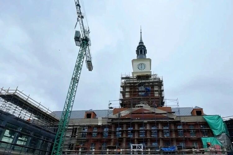 На 60-метровой башне нового кампуса БФУ имени Канта в Калининграде начали устанавливать часы с подсветкой