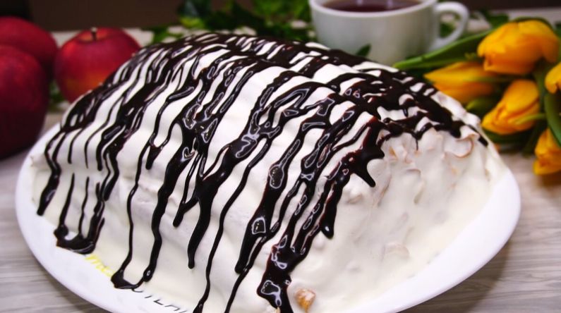 Летний блинный торт с вишней: вкусное наслаждение за 10 минут