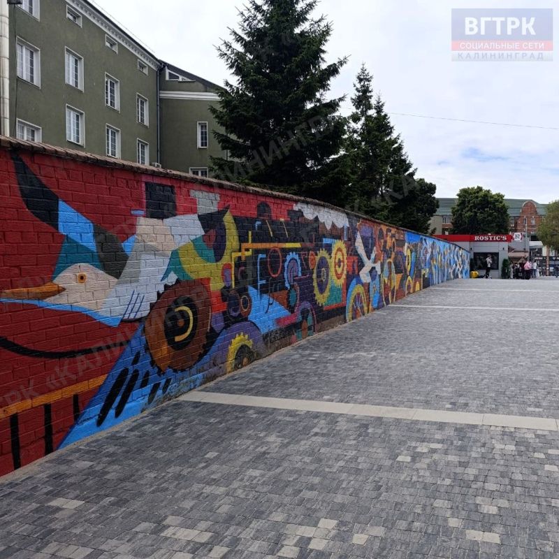 В Калининграде на площади у Северного вокзала уличные художники полностью завершили масштабное обновление знаменитой стены стрит-арта В Калининграде на площади у Северного вокзала уличные художники полностью завершили масштабное обновление знаменитой стены стрит-арта