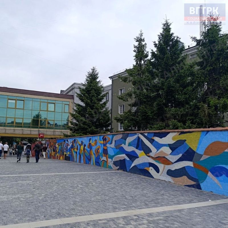 В Калининграде на площади у Северного вокзала уличные художники полностью завершили масштабное обновление знаменитой стены стрит-арта В Калининграде на площади у Северного вокзала уличные художники полностью завершили масштабное обновление знаменитой стены стрит-арта