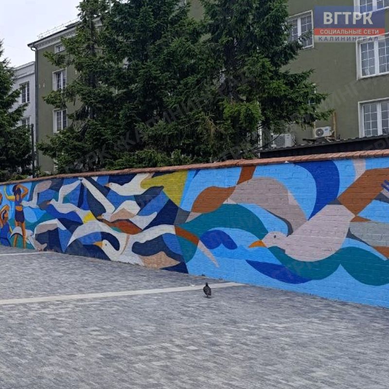 В Калининграде на площади у Северного вокзала уличные художники полностью завершили масштабное обновление знаменитой стены стрит-арта В Калининграде на площади у Северного вокзала уличные художники полностью завершили масштабное обновление знаменитой стены стрит-арта