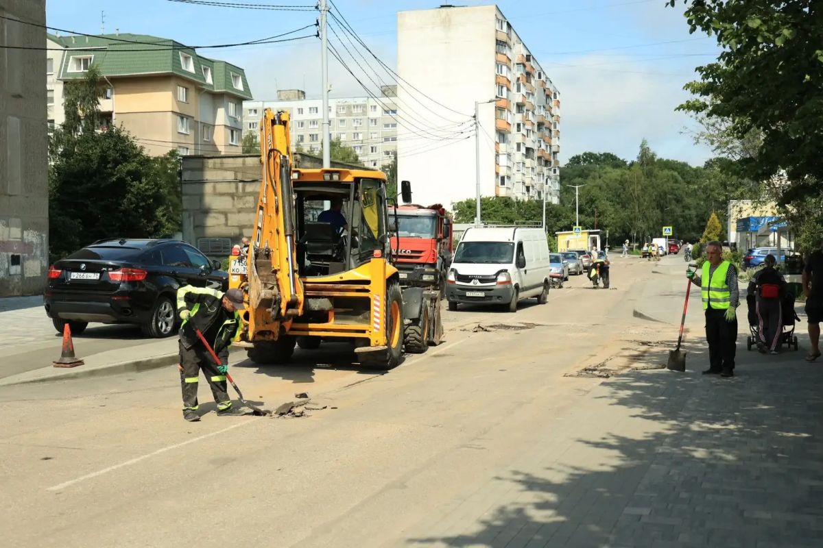 В Калининграде ремонтируют дороги сразу на нескольких улицах В Калининграде ремонтируют дороги сразу на нескольких улицах
