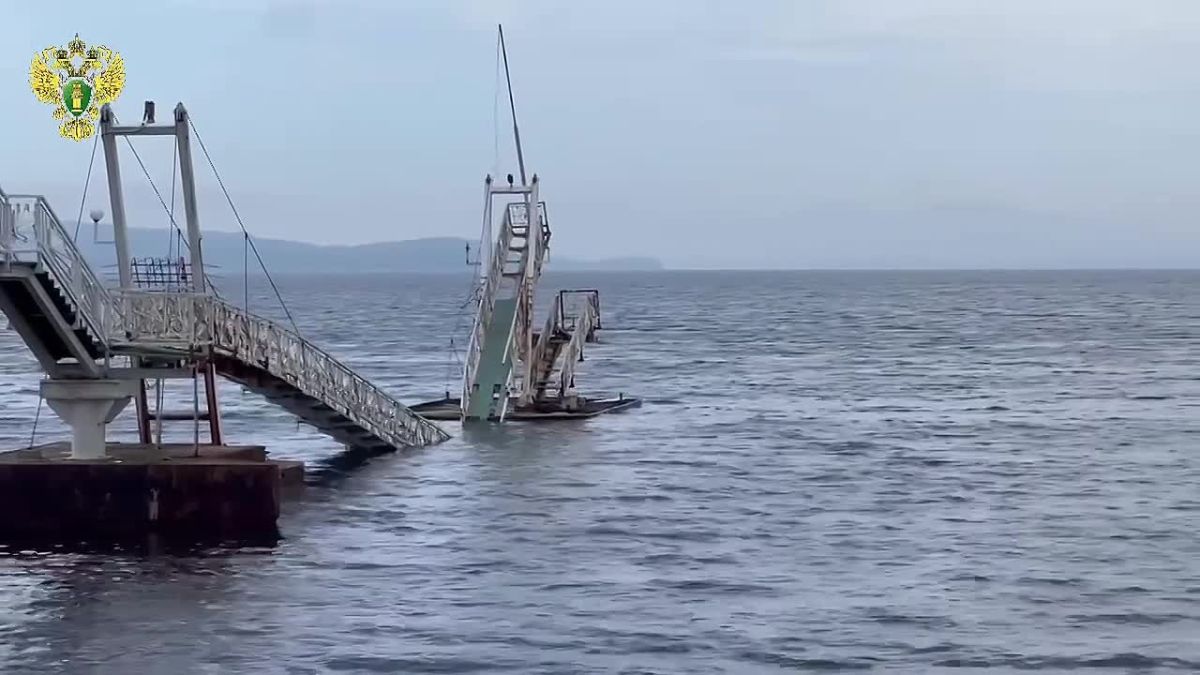 В Приморье аварийный пирс обрушился в море вместе с людьми