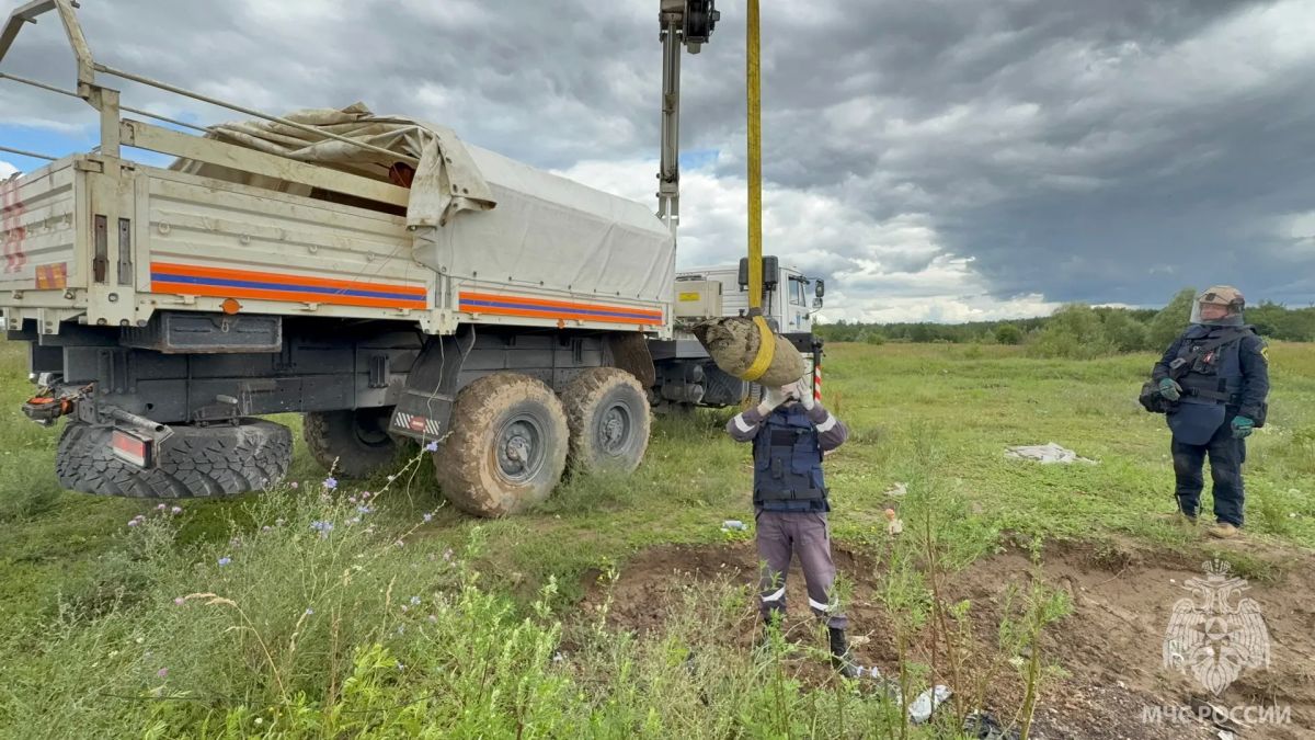 Калининградские пиротехники поисково-спасательного отряда МЧС России продолжают уничтожать наследие Великой Отечественной войны Калининградские пиротехники поисково-спасательного отряда МЧС России продолжают уничтожать наследие Великой Отечественной войны
