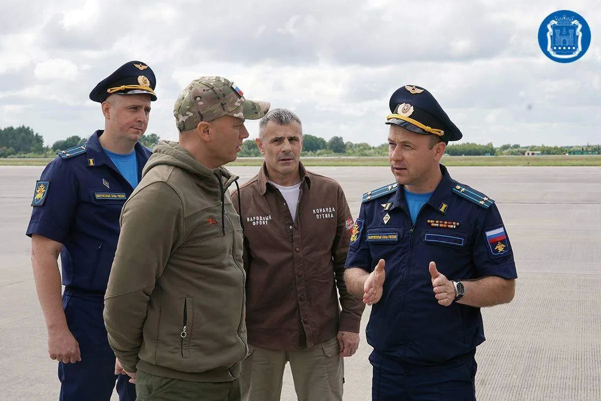 Глава региона Алексей Беспрозванных, советник губернатора, Герой России Андрей Козлов и министр региональной безопасности Дмитрий Коннов посетили 689-й гвардейский истребительный авиационный полк