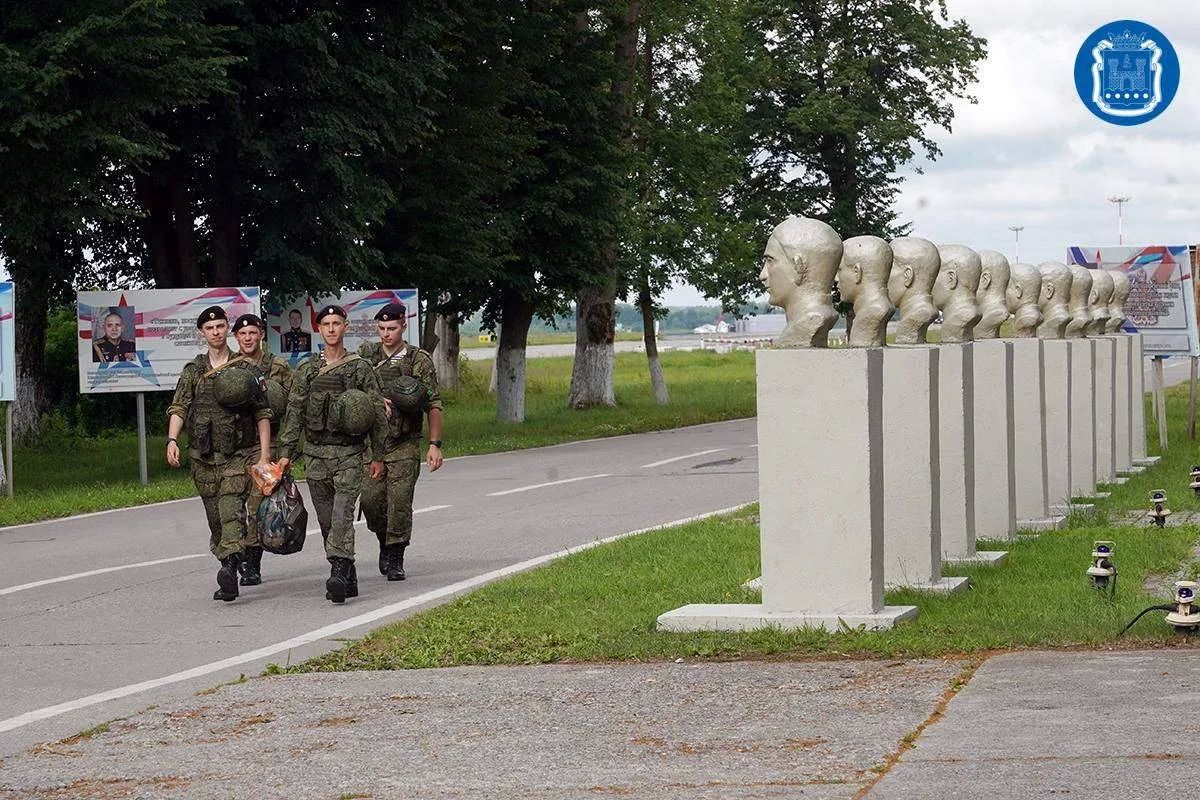 Глава региона Алексей Беспрозванных, советник губернатора, Герой России Андрей Козлов и министр региональной безопасности Дмитрий Коннов посетили 689-й гвардейский истребительный авиационный полк Глава региона Алексей Беспрозванных, советник губернатора, Герой России Андрей Козлов и министр региональной безопасности Дмитрий Коннов посетили 689-й гвардейский истребительный авиационный полк