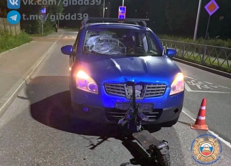 В Калининграде электросамокат атаковал на встречке «Ниссан»