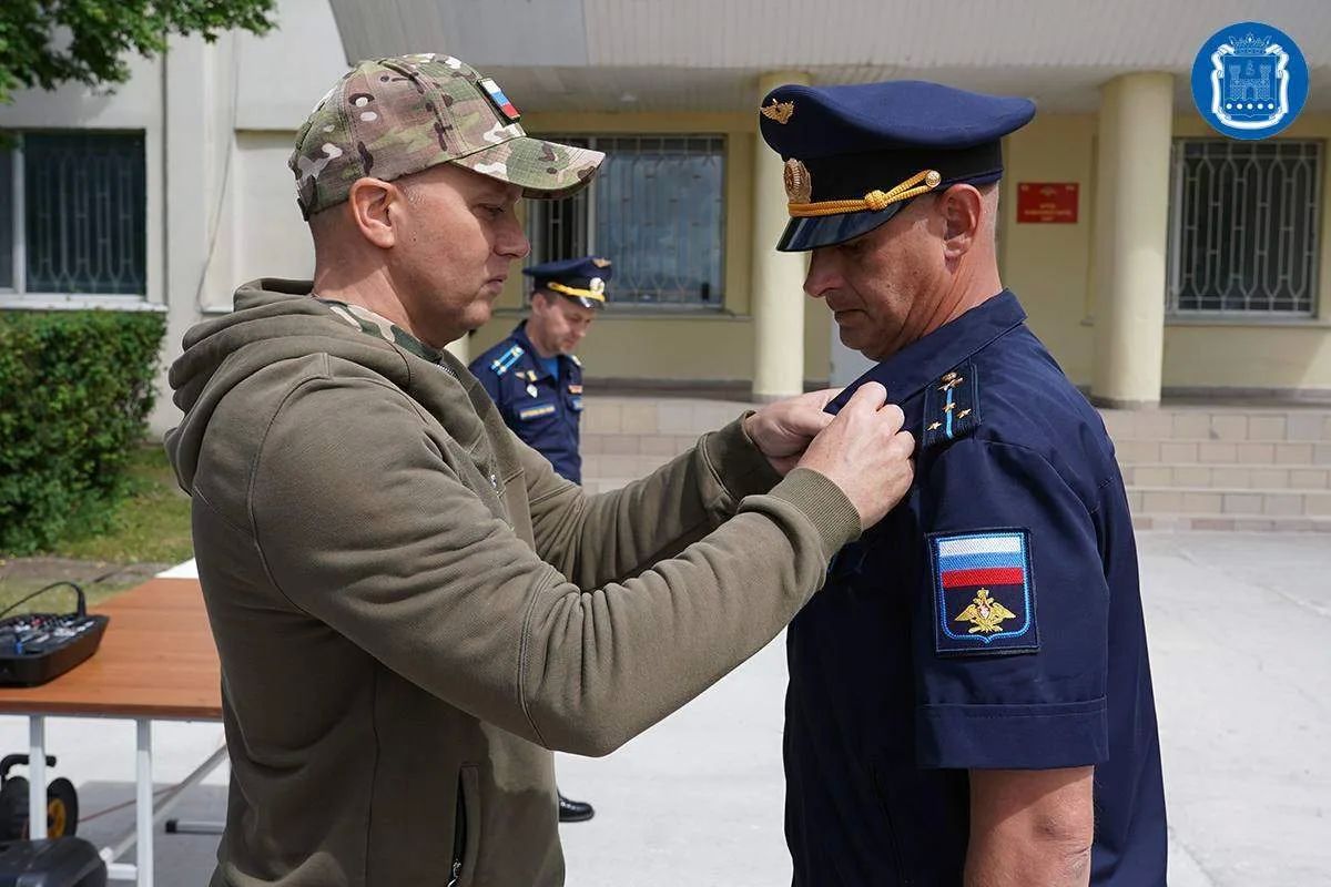 Глава региона Алексей Беспрозванных, советник губернатора, Герой России Андрей Козлов и министр региональной безопасности Дмитрий Коннов посетили 689-й гвардейский истребительный авиационный полк Глава региона Алексей Беспрозванных, советник губернатора, Герой России Андрей Козлов и министр региональной безопасности Дмитрий Коннов посетили 689-й гвардейский истребительный авиационный полк