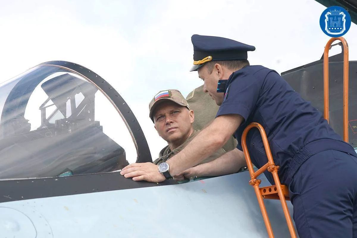 Глава региона Алексей Беспрозванных, советник губернатора, Герой России Андрей Козлов и министр региональной безопасности Дмитрий Коннов посетили 689-й гвардейский истребительный авиационный полк Глава региона Алексей Беспрозванных, советник губернатора, Герой России Андрей Козлов и министр региональной безопасности Дмитрий Коннов посетили 689-й гвардейский истребительный авиационный полк