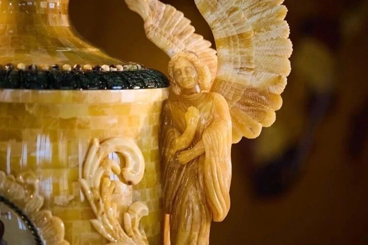 В Калининградской области создали кубок из янтаря В Калининградской области создали кубок из янтаря