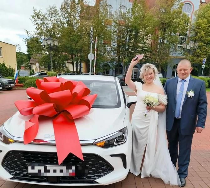 В Гурьевске жених публично подарил машину «Автотора»