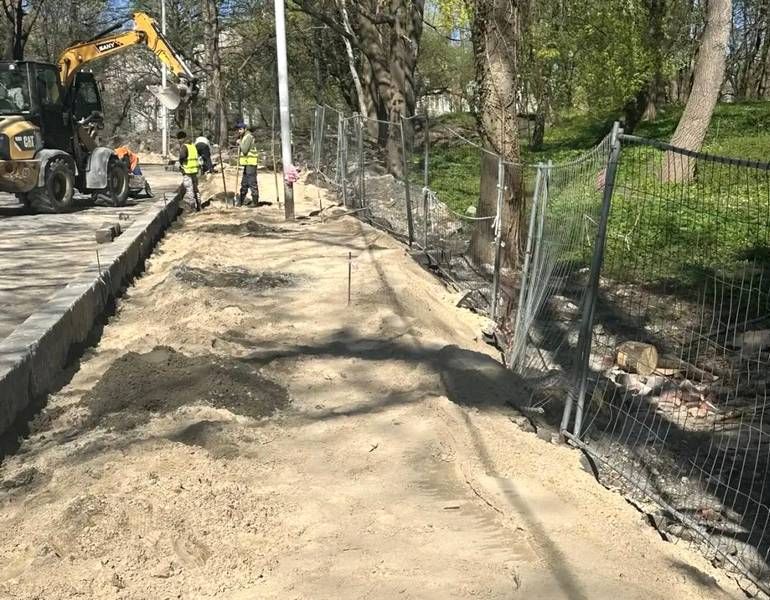 В парке юных натуралистов Калининграда покуражилась тяжёлая техника
