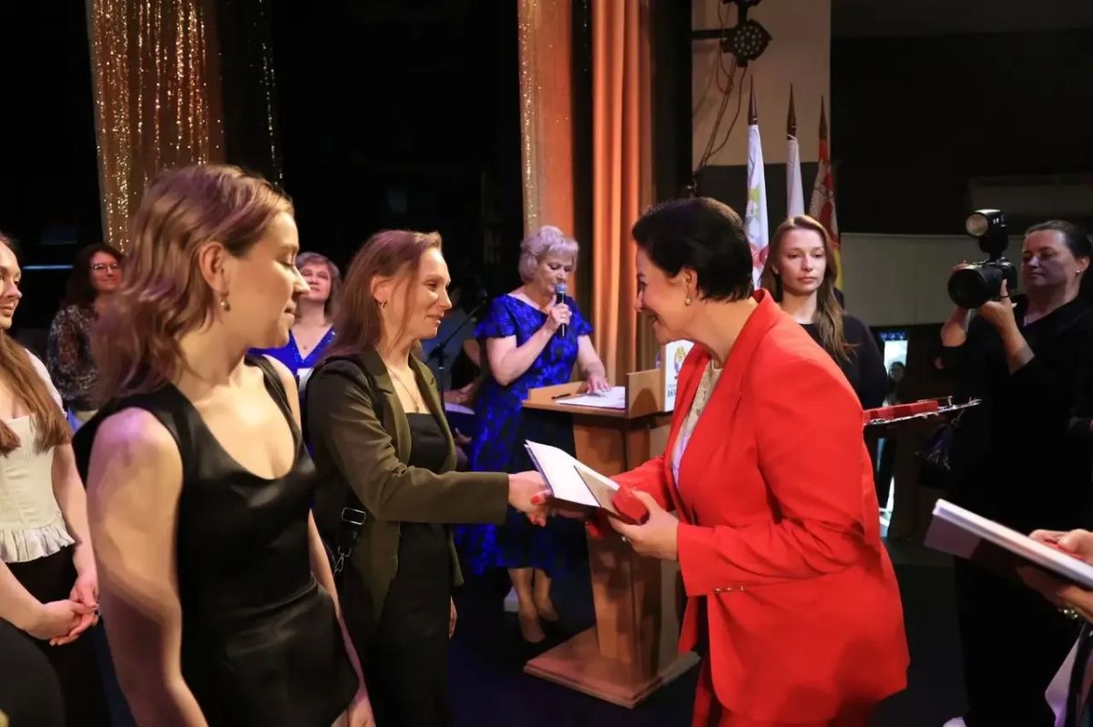 Елена Дятлова: С большим удовольствием поздравила с окончанием обучения выпускников Западного филиала Российской академии народного хозяйства и государственной службы при Президенте Российской Федерации по направлению... Елена Дятлова: С большим удовольствием поздравила с окончанием обучения выпускников Западного филиала Российской академии народного хозяйства и государственной службы при Президенте Российской Федерации по направлению...