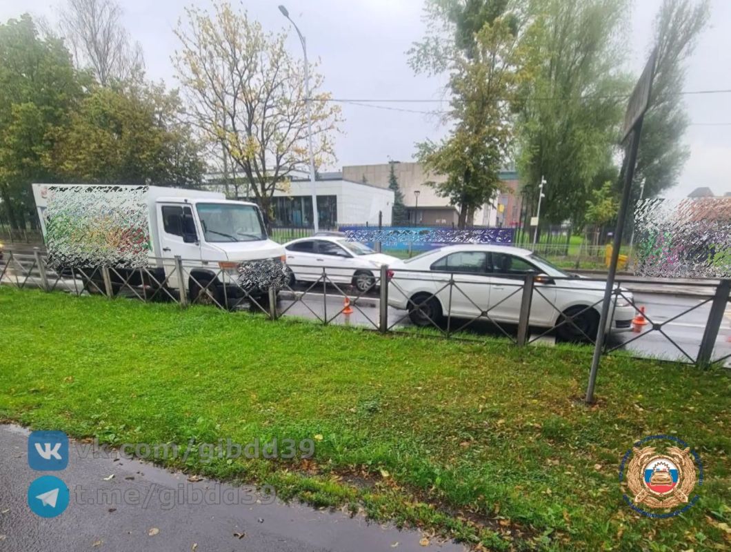 По предварительной информации, сегодня 18.07.2026 около 14:58 в городе Калининграде на ул. А. Невского вблизи д. 1, произошло столкновение автомобиля «Мерседес» под управлением водителя 1990 года рождения и автомобиля...