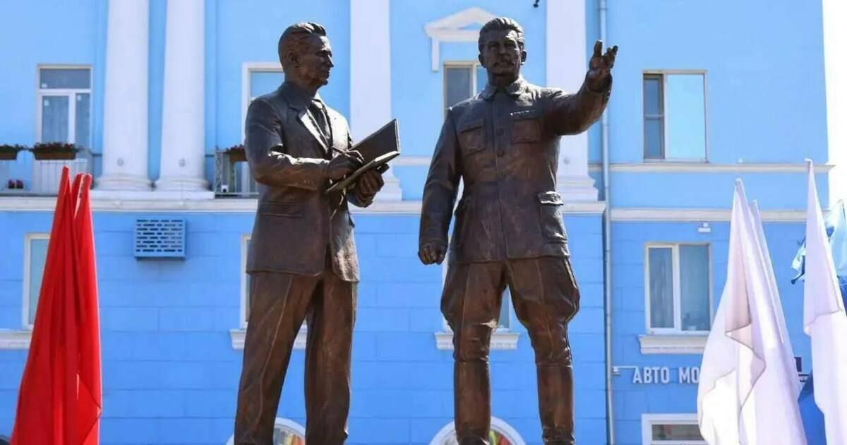 В Череповце открыли памятник Иосифу Сталину и Ивану Бардину