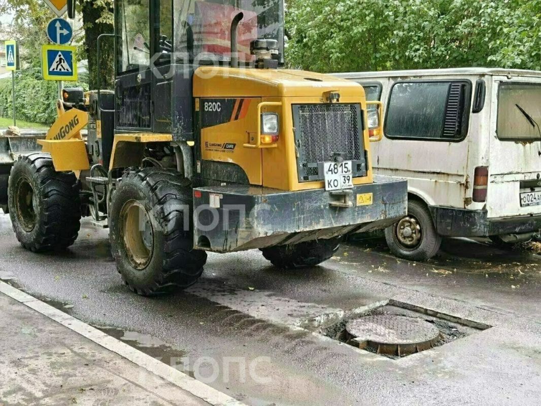 На ул. Красной в Калининграде снова вскрыли дорогу На ул. Красной в Калининграде снова вскрыли дорогу