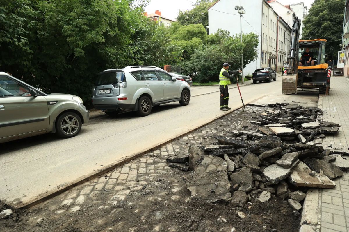 20 июля стартовал ремонт улицы Подполковника Половца – она находится рядом с филармонией им. Е.Ф. Светланова. Проезжую часть не перекрывают, но, по возможности, водителям стоит избегать проезда и парковки на ней на время... 20 июля стартовал ремонт улицы Подполковника Половца – она находится рядом с филармонией им. Е.Ф. Светланова. Проезжую часть не перекрывают, но, по возможности, водителям стоит избегать проезда и парковки на ней на время...