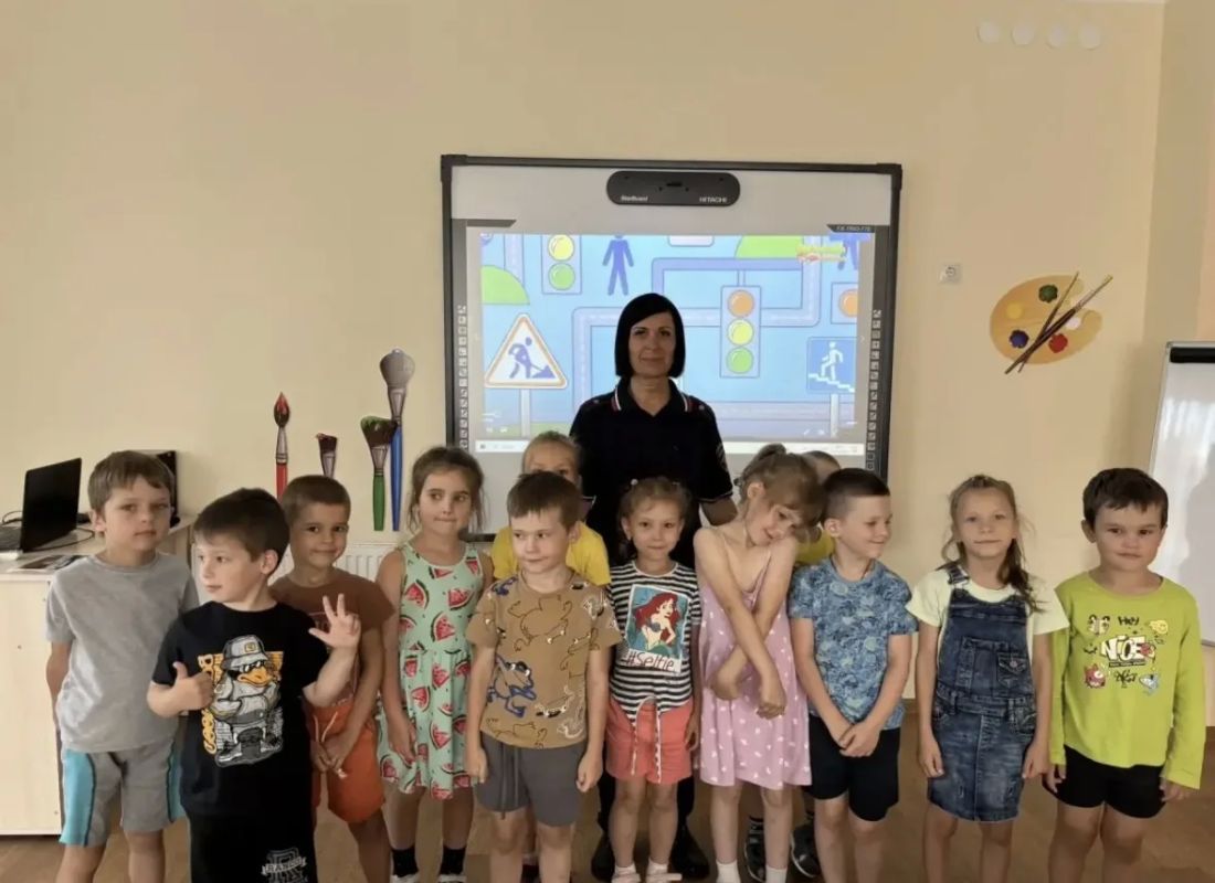 В детском саду № 1 г. Балтийска сотрудники отделения Госавтоинспекции ОМВД России «Балтийское» провели профилактическое занятие по ПДД