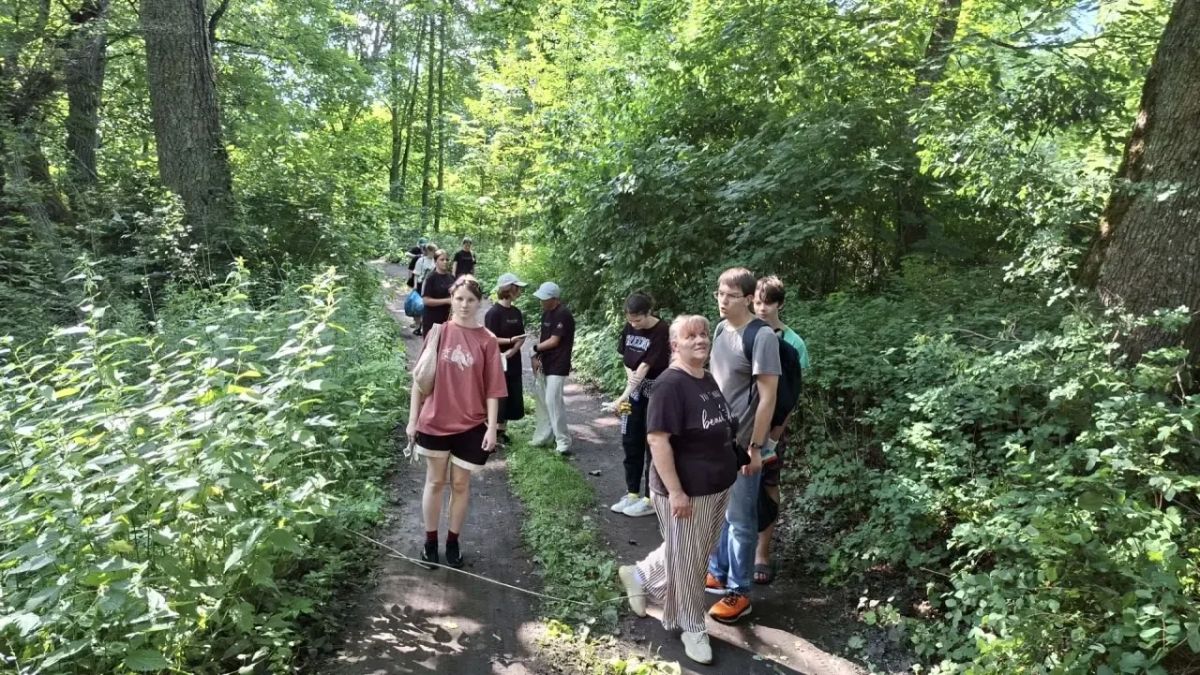 По просьбам жителей в старинном парке «Добровольский» провели экосубботник с ботанической экскурсией