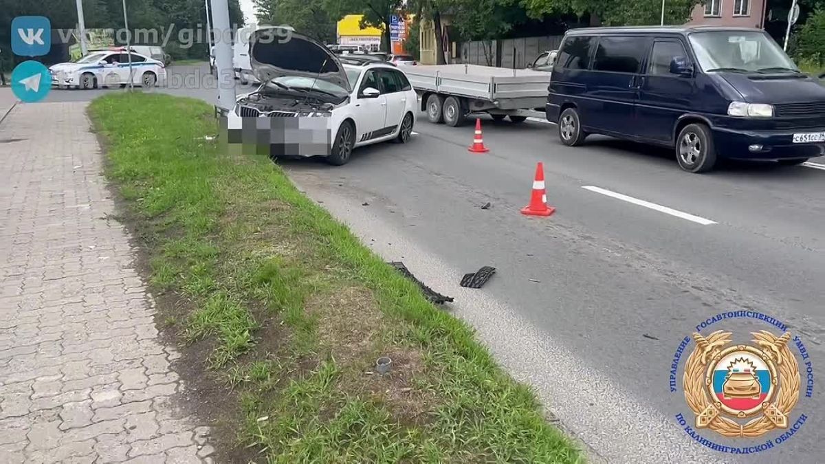 На А. Невского водитель «Шкоды» врезался в световую опору, пострадали три пассажира