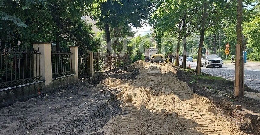 На проспекте Победы возобновили ремонт тротуара, но местные боятся за судьбу деревьев На проспекте Победы возобновили ремонт тротуара, но местные боятся за судьбу деревьев
