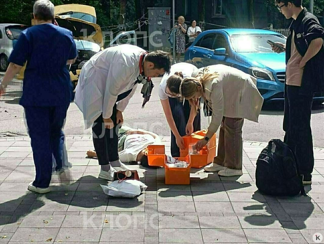 На улице Марины Расковой столкнулись два такси, на дороге лежит пострадавшая женщина На улице Марины Расковой столкнулись два такси, на дороге лежит пострадавшая женщина