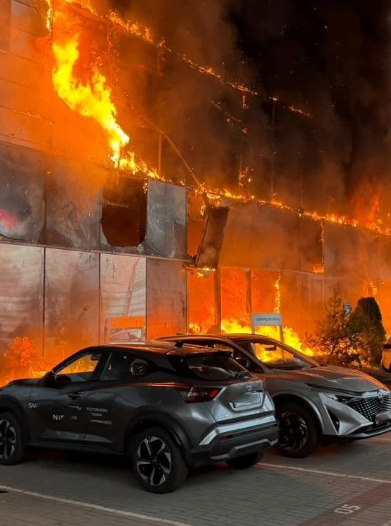 В Варшаве автосалон Ford превратился в огненный ад: пламя охватило 3 200 квадратов и перекинулось на машины В Варшаве автосалон Ford превратился в огненный ад: пламя охватило 3 200 квадратов и перекинулось на машины