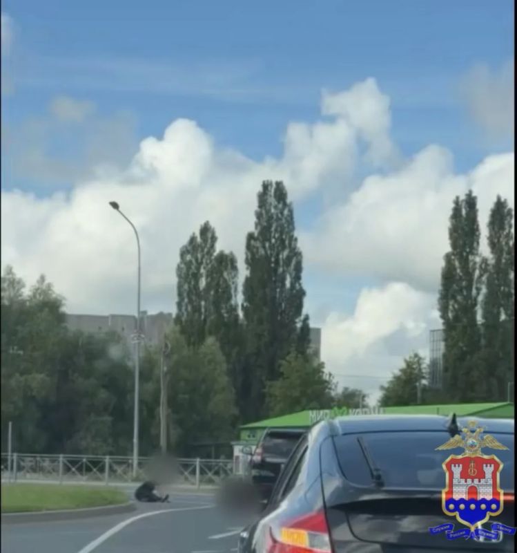 В Калининграде полицейские привлекли к ответственности участников инцидента с перемещением гражданина на капоте автомобиля В Калининграде полицейские привлекли к ответственности участников инцидента с перемещением гражданина на капоте автомобиля