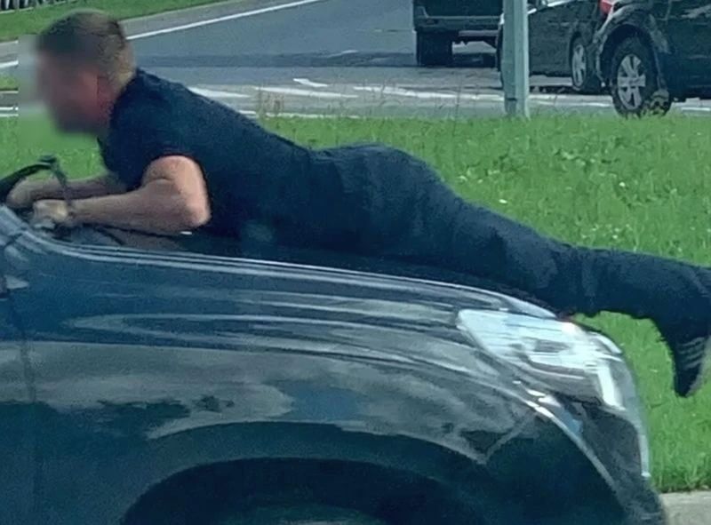 В Калининграде «Лэнд Крузер» повозил 34-летнего на капоте В Калининграде «Лэнд Крузер» повозил 34-летнего на капоте