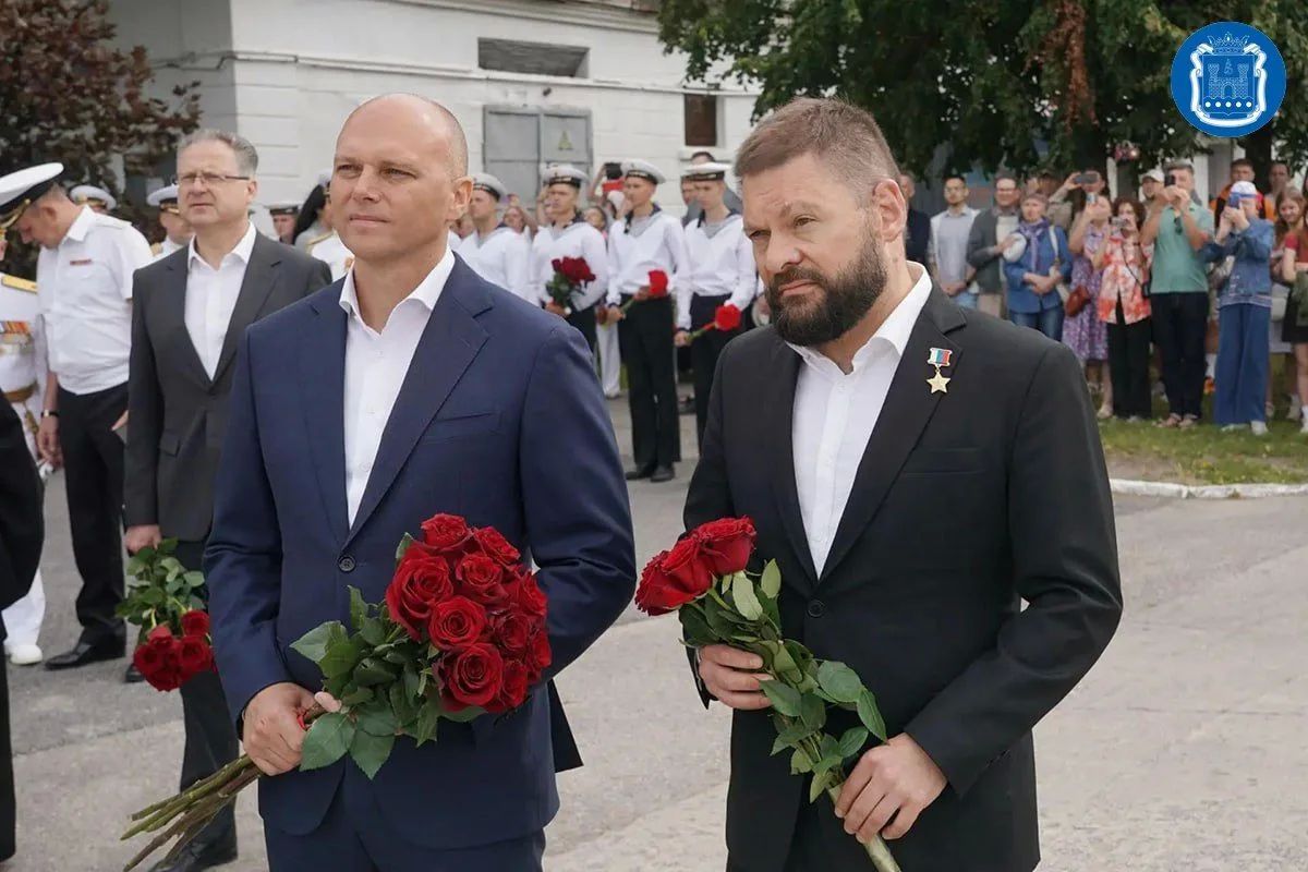 Губернатор Алексей Беспрозванных вместе с командующим Балтфлотом адмиралом Сергеем Липилиным, Героями России Андреем Козловым и Евгением Поддубным принял участие в торжествах ко Дню ВМФ и дню города Балтийска Губернатор Алексей Беспрозванных вместе с командующим Балтфлотом адмиралом Сергеем Липилиным, Героями России Андреем Козловым и Евгением Поддубным принял участие в торжествах ко Дню ВМФ и дню города Балтийска