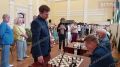 Знаменитый гроссмейстер Сергей Карякин играет в шахматы с черняховцами