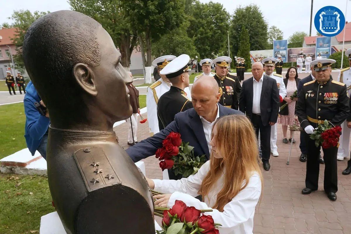Губернатор Алексей Беспрозванных вместе с командующим Балтфлотом адмиралом Сергеем Липилиным, Героями России Андреем Козловым и Евгением Поддубным принял участие в торжествах ко Дню ВМФ и дню города Балтийска Губернатор Алексей Беспрозванных вместе с командующим Балтфлотом адмиралом Сергеем Липилиным, Героями России Андреем Козловым и Евгением Поддубным принял участие в торжествах ко Дню ВМФ и дню города Балтийска