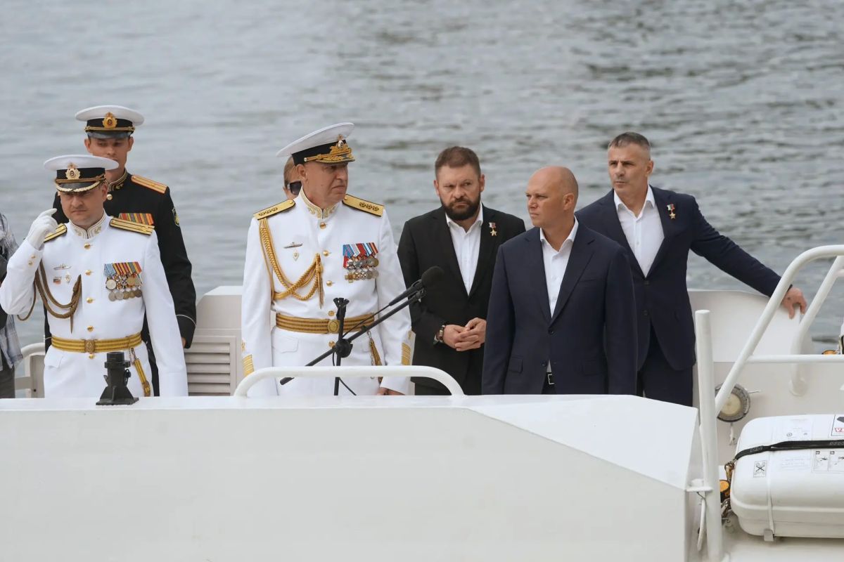 Алексей Беспрозванных: Сегодня балтийцев поздравили и наши Герои России – военкор Евгений Поддубный и Андрей Козлов, а также председатель правления «Движения Первых» Артур Орлов Алексей Беспрозванных: Сегодня балтийцев поздравили и наши Герои России – военкор Евгений Поддубный и Андрей Козлов, а также председатель правления «Движения Первых» Артур Орлов