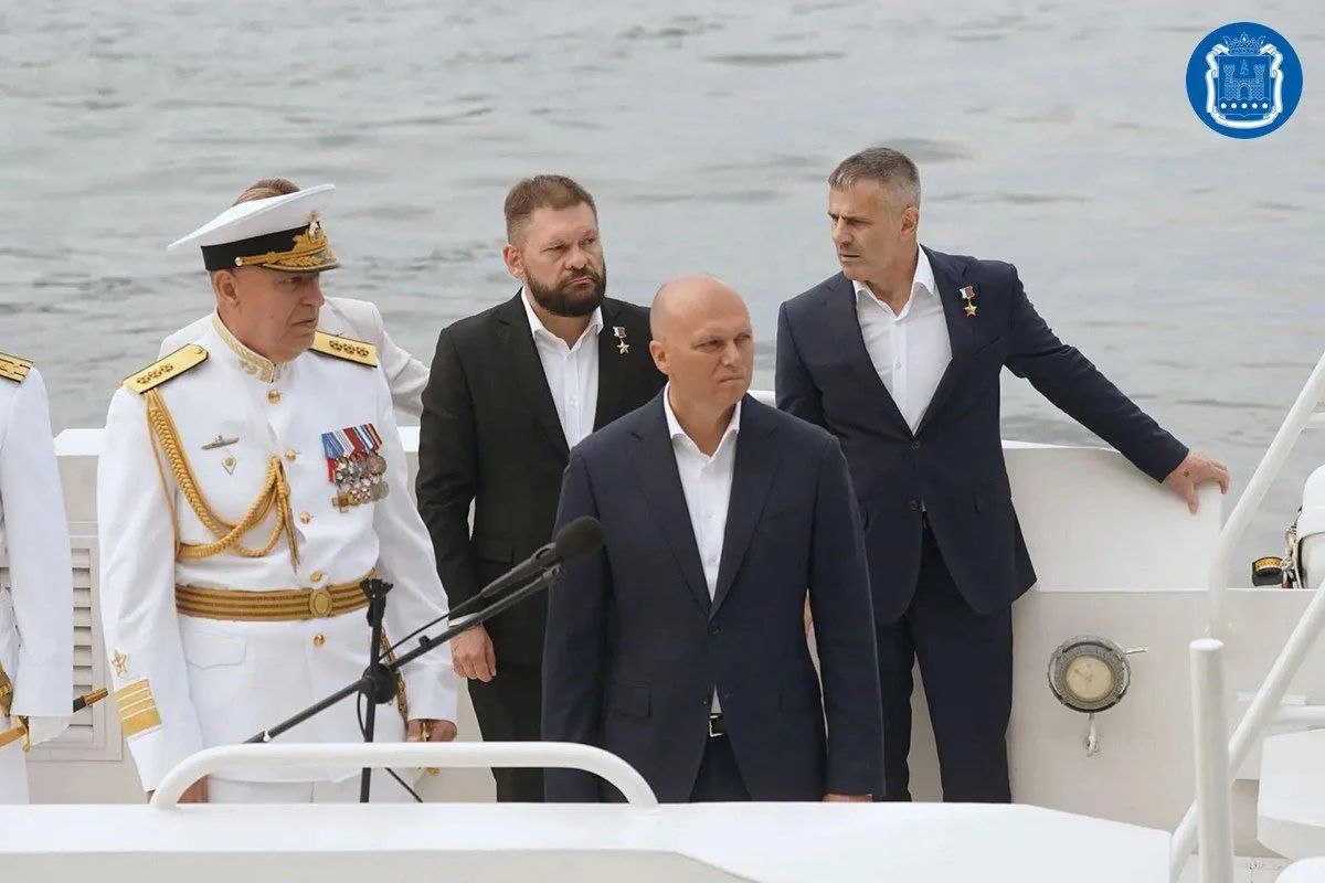 Губернатор Алексей Беспрозванных вместе с командующим Балтфлотом адмиралом Сергеем Липилиным, Героями России Андреем Козловым и Евгением Поддубным принял участие в торжествах ко Дню ВМФ и дню города Балтийска Губернатор Алексей Беспрозванных вместе с командующим Балтфлотом адмиралом Сергеем Липилиным, Героями России Андреем Козловым и Евгением Поддубным принял участие в торжествах ко Дню ВМФ и дню города Балтийска
