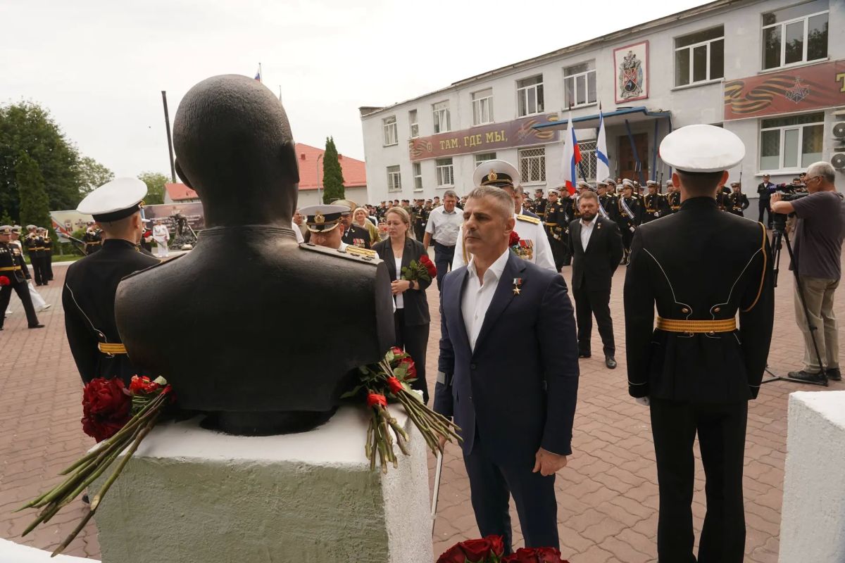 Алексей Беспрозванных: Сегодня балтийцев поздравили и наши Герои России – военкор Евгений Поддубный и Андрей Козлов, а также председатель правления «Движения Первых» Артур Орлов Алексей Беспрозванных: Сегодня балтийцев поздравили и наши Герои России – военкор Евгений Поддубный и Андрей Козлов, а также председатель правления «Движения Первых» Артур Орлов