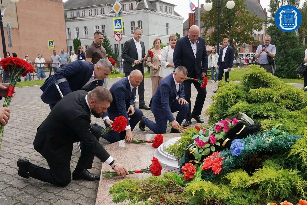 Алексей Беспрозванных посетил Балтийск в День города и возложил цветы к братской могиле советских воинов, погибших при штурме Пиллау Алексей Беспрозванных посетил Балтийск в День города и возложил цветы к братской могиле советских воинов, погибших при штурме Пиллау