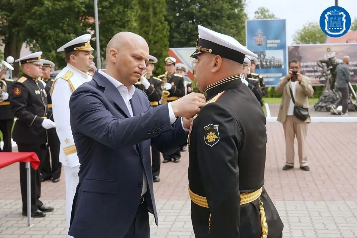 Губернатор Алексей Беспрозванных вместе с командующим Балтфлотом адмиралом Сергеем Липилиным, Героями России Андреем Козловым и Евгением Поддубным принял участие в торжествах ко Дню ВМФ и дню города Балтийска Губернатор Алексей Беспрозванных вместе с командующим Балтфлотом адмиралом Сергеем Липилиным, Героями России Андреем Козловым и Евгением Поддубным принял участие в торжествах ко Дню ВМФ и дню города Балтийска