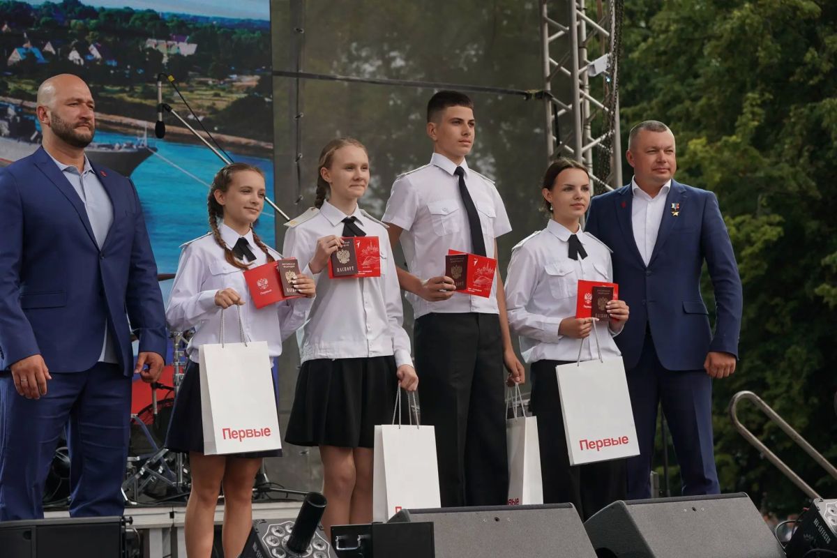 Алексей Беспрозванных: Сегодня балтийцев поздравили и наши Герои России – военкор Евгений Поддубный и Андрей Козлов, а также председатель правления «Движения Первых» Артур Орлов Алексей Беспрозванных: Сегодня балтийцев поздравили и наши Герои России – военкор Евгений Поддубный и Андрей Козлов, а также председатель правления «Движения Первых» Артур Орлов