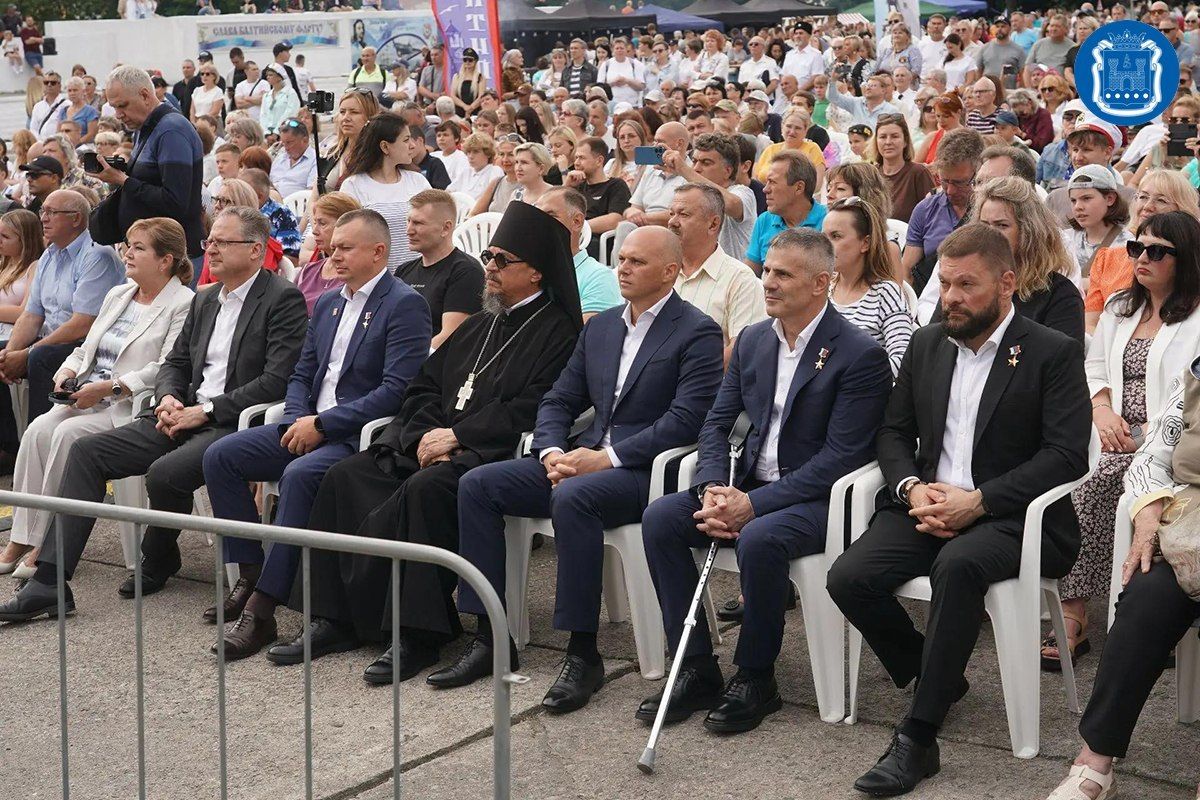 Алексей Беспрозванных посетил Балтийск в День города и возложил цветы к братской могиле советских воинов, погибших при штурме Пиллау Алексей Беспрозванных посетил Балтийск в День города и возложил цветы к братской могиле советских воинов, погибших при штурме Пиллау