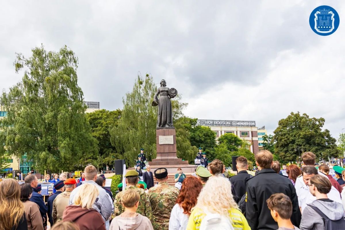 В Калининграде у монумента «Мать-Россия» прошла акция в память о детях-жертвах войны в Донбассе