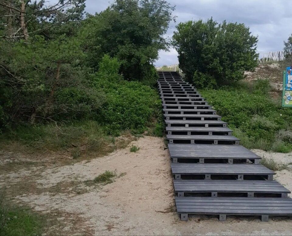 На Куршской косе деревянный настил к морю на экотропе «Высота Эфа» заменили на композитный На Куршской косе деревянный настил к морю на экотропе «Высота Эфа» заменили на композитный