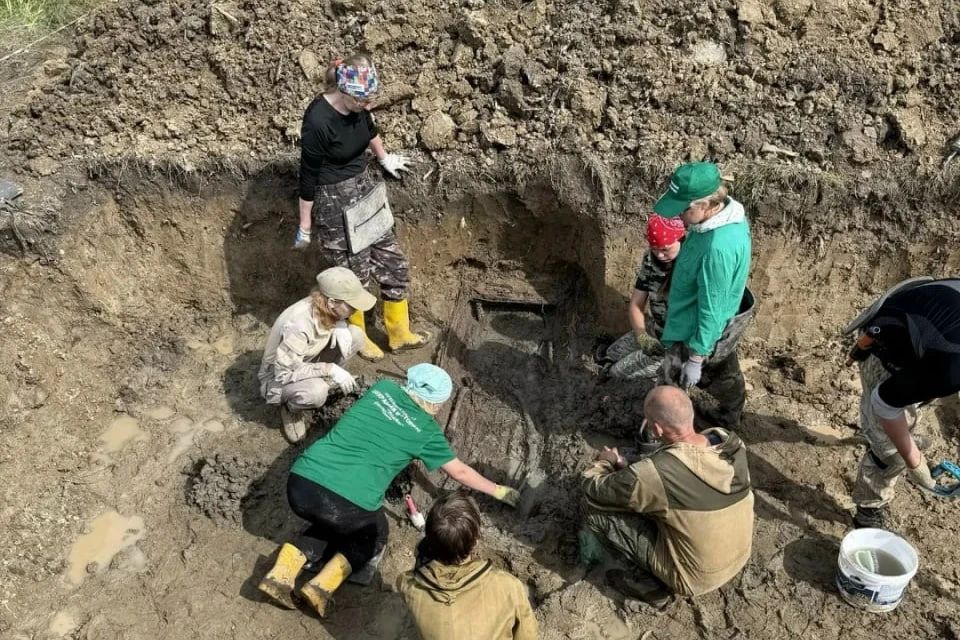 В окрестностях посёлка Корнево Багратионовского округа поисковики посреди поля обнаружили массовое захоронение бойцов