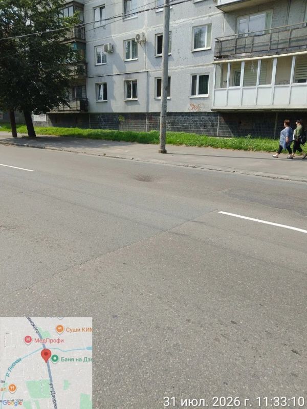 На Дзержинского, в районе Бани, на проезжей части образовался провал На Дзержинского, в районе Бани, на проезжей части образовался провал