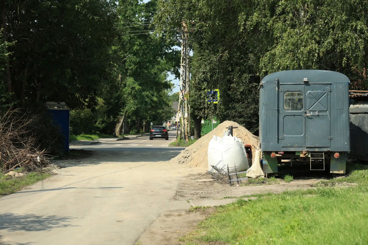 Пока все прощаются с июлем, дорожные рабочие заканчивают обустройство обочин на ул. Никитина, на которой уже появилось новое асфальтовое покрытие Пока все прощаются с июлем, дорожные рабочие заканчивают обустройство обочин на ул. Никитина, на которой уже появилось новое асфальтовое покрытие