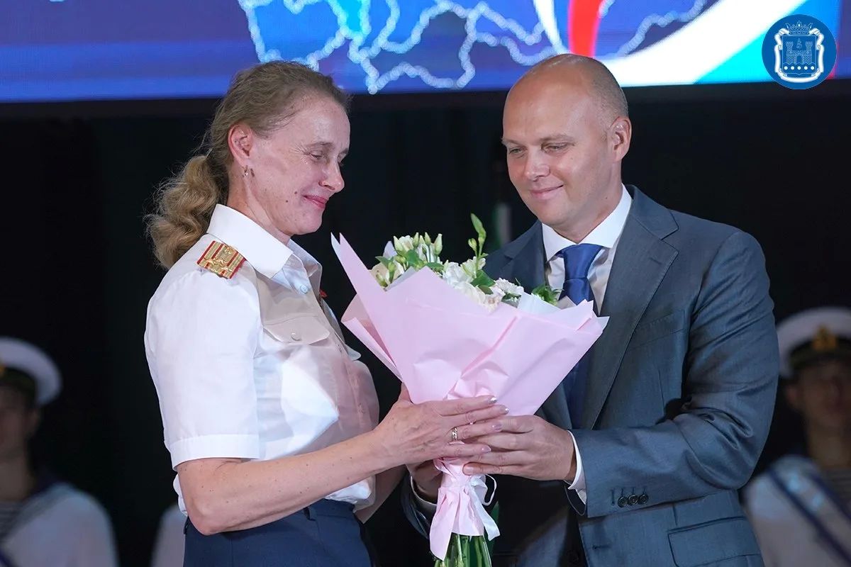 Алексей Беспрозванных поздравил сотрудников органов следствия с профессиональным праздником и 15-летием Следственного комитета России Алексей Беспрозванных поздравил сотрудников органов следствия с профессиональным праздником и 15-летием Следственного комитета России