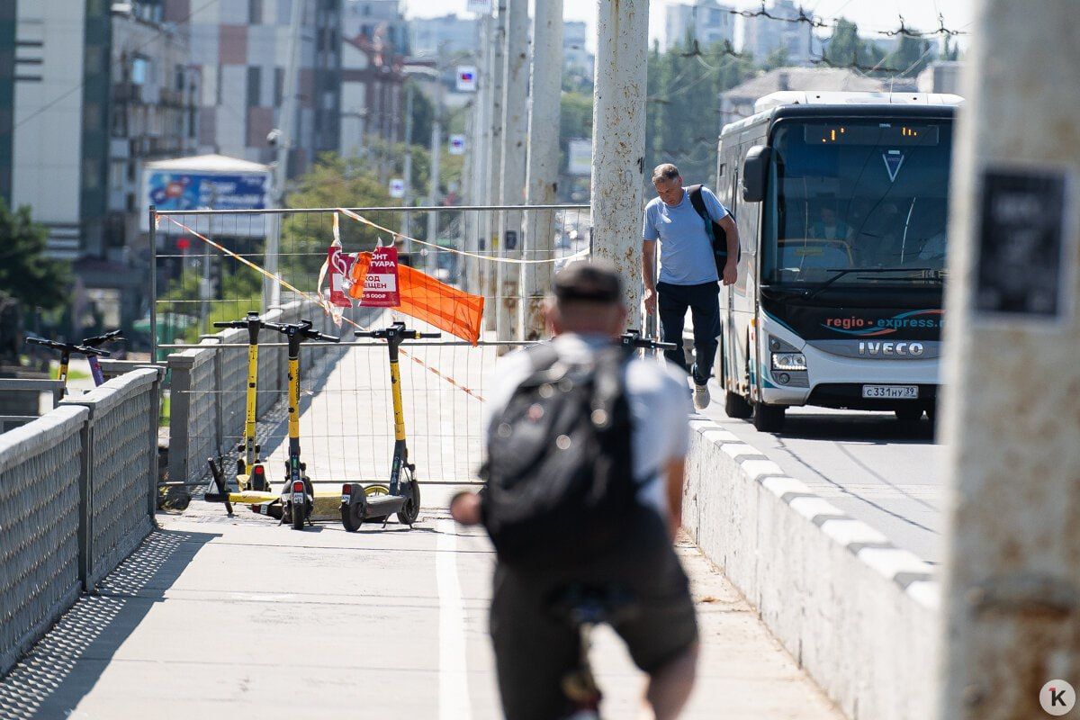 На Ленинском проспекте перегородили тротуар из-за ремонта эстакады в районе острова Канта На Ленинском проспекте перегородили тротуар из-за ремонта эстакады в районе острова Канта