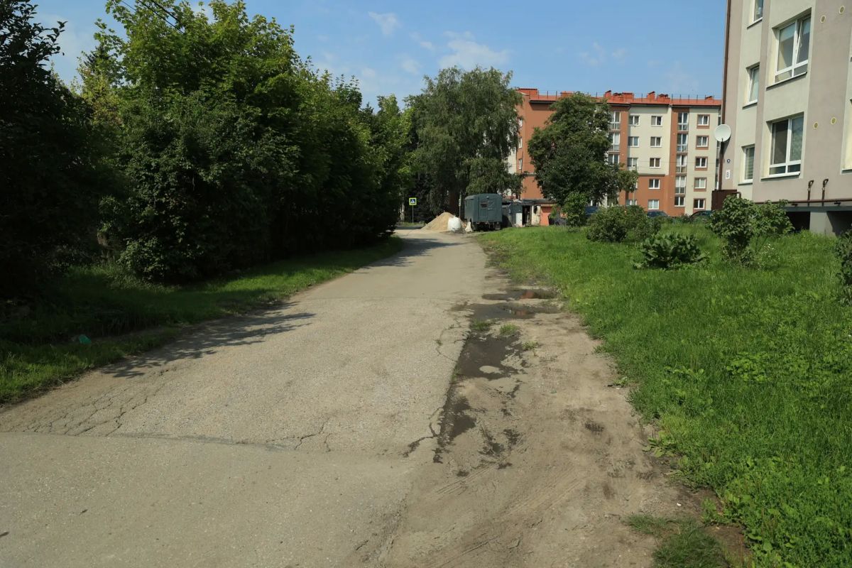 Пока все прощаются с июлем, дорожные рабочие заканчивают обустройство обочин на ул. Никитина, на которой уже появилось новое асфальтовое покрытие Пока все прощаются с июлем, дорожные рабочие заканчивают обустройство обочин на ул. Никитина, на которой уже появилось новое асфальтовое покрытие