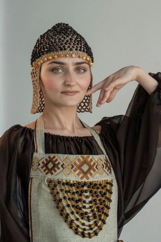 Янтарь, вышитые солнца и сияющие кольчуги: модельер из Калининграда представила коллекцию, вдохновлённую Древней Русью Янтарь, вышитые солнца и сияющие кольчуги: модельер из Калининграда представила коллекцию, вдохновлённую Древней Русью